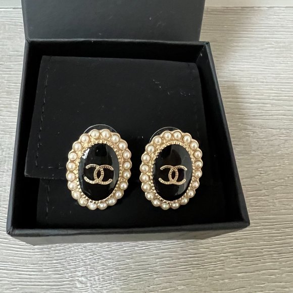 Brand new Chanel CC logo pearls earrings - Picture 2 of 4
